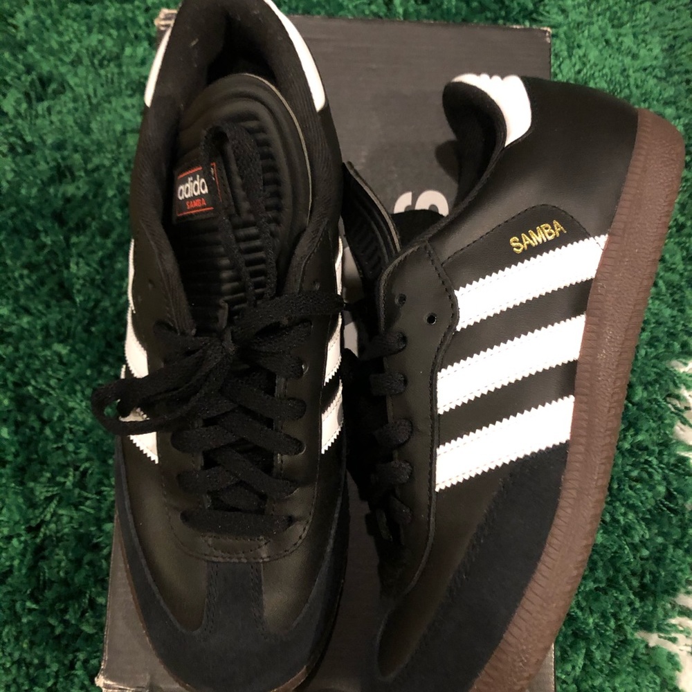 Samba Classic Adidas - Men’s 8/Women’s 10